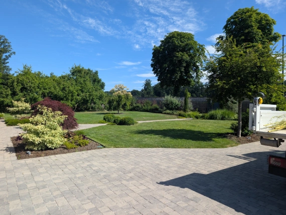 Entretien d'un jardin à Les Essarts le Roi par nos équipes